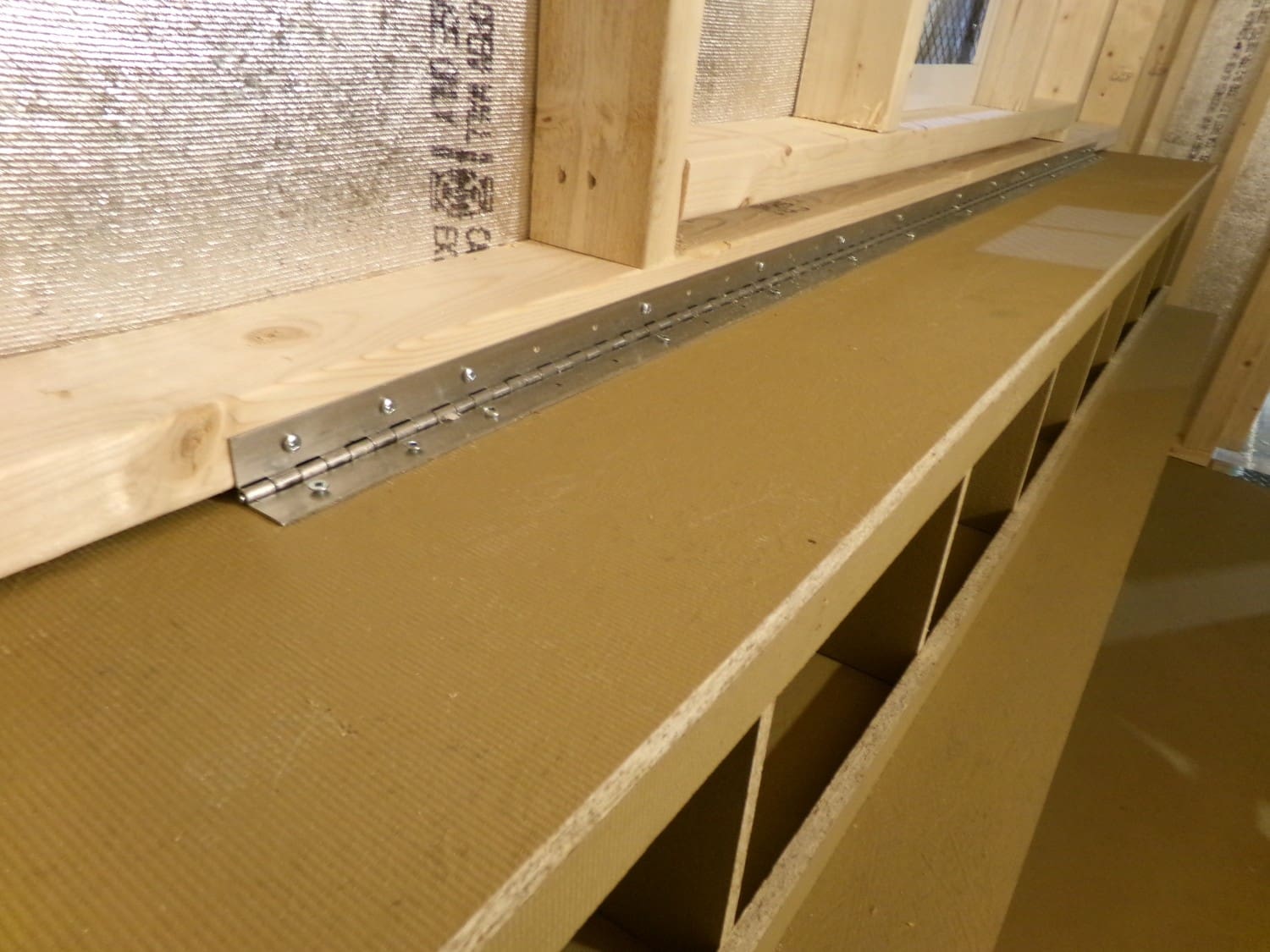Hinged Easy-Clean Nest Boxes